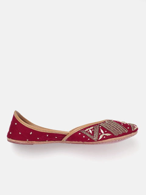 Embellished Ethnic magenta mojaris