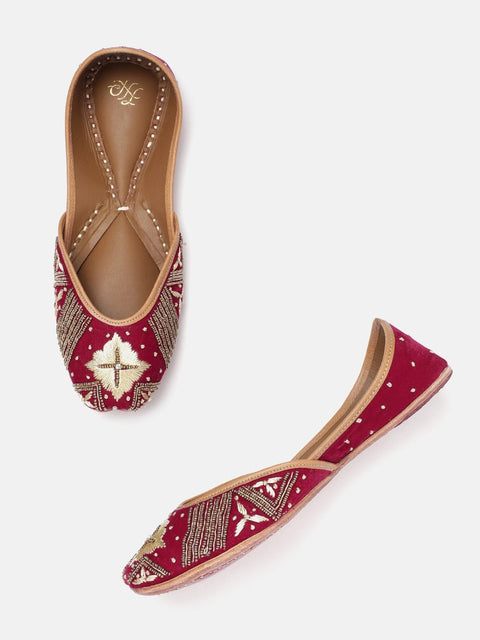 Embellished Ethnic magenta mojaris