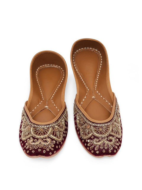 Women Embellished Ethnic Mojaris with Embroidered Flats