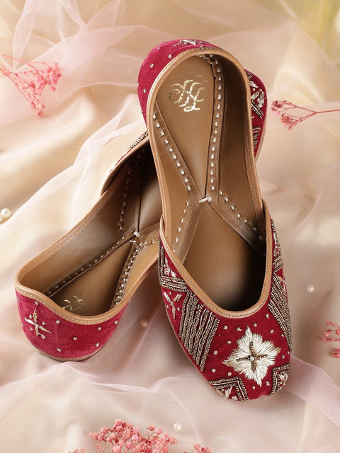 Embellished Ethnic magenta mojaris