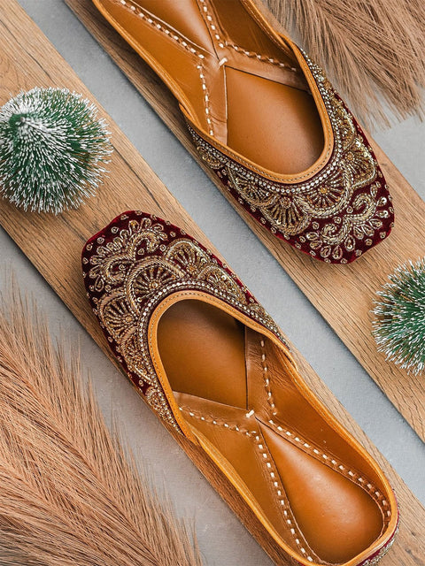 Women Embellished Ethnic Mojaris with Embroidered Flats