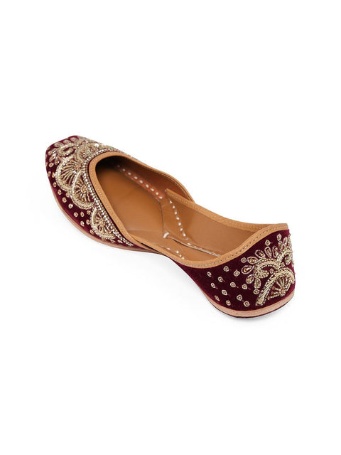 Women Embellished Ethnic Mojaris with Embroidered Flats