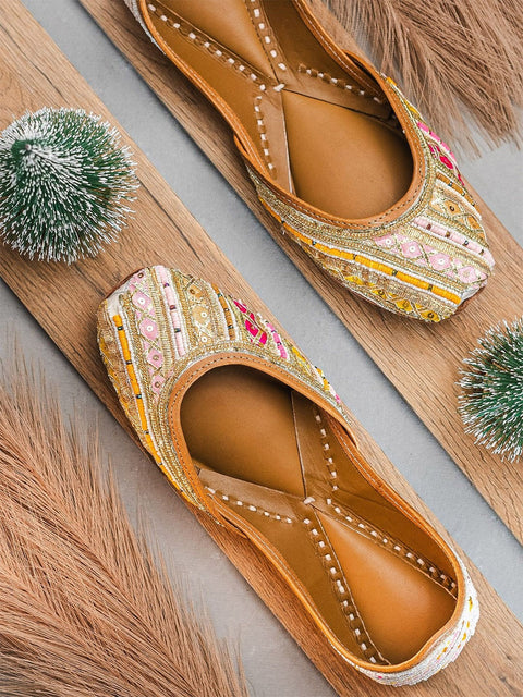 Multicoloured mojaris