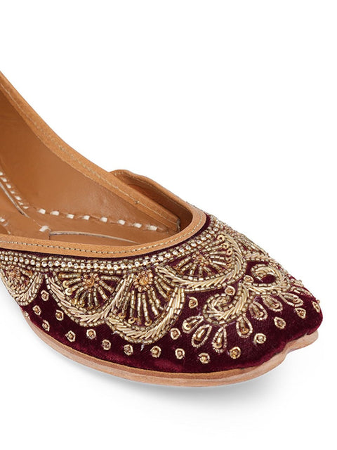 Women Embellished Ethnic Mojaris with Embroidered Flats